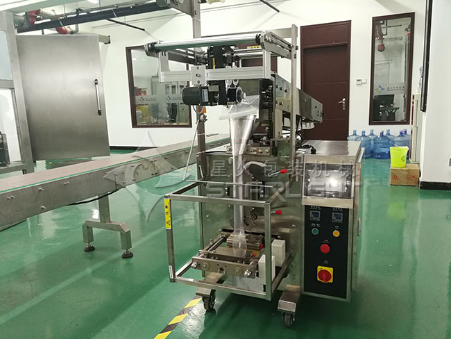 螺絲釘全自動(dòng)包裝機(jī)整機(jī)廠房內(nèi)實(shí)拍